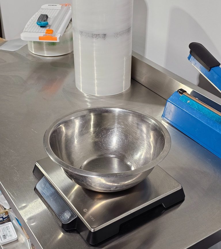 Plan de travail 100% inox ou sont conditionnées les friandises